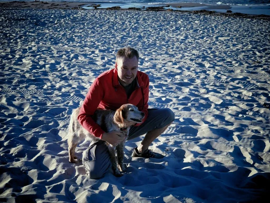 Lars mit Hund Bonnie am Strand