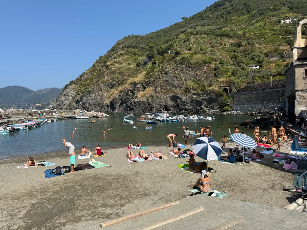 Strand und Hafen von Vernazza