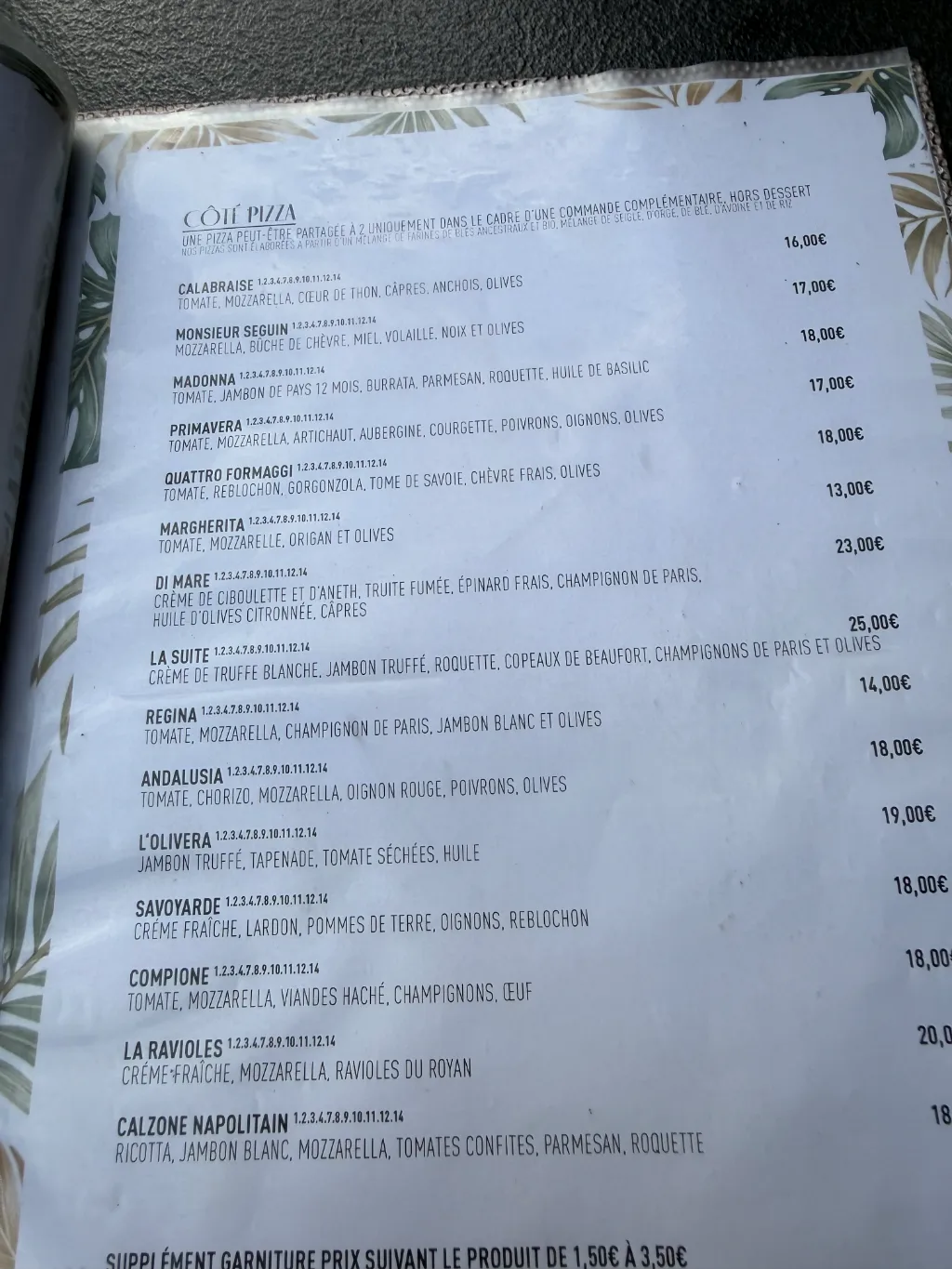 Französische Speisekarte „Côté Pizza“ mit Pizzasorten, Zutaten und Preisen von 13 bis 25 Euro.
