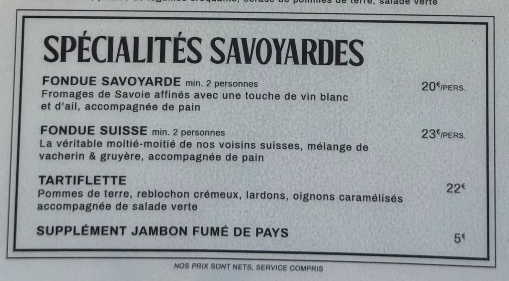 Speisekarte „Spécialités savoyardes“ mit Fondue savoyarde 20 €, Fondue suisse 23 € und Tartiflette 22 €.